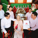 Đoàn công tác đến thăm Mẹ Việt Nam Anh hùng Nguyễn Thị Can, 101 tuổi ở thôn Thế Lộc, xã Tân Ninh, huyện Quảng Ninh