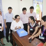 Tổng Giám đốc Dương Quyết Thắng lắng nghe những ý kiến của bà con nhân dân xã A Bung