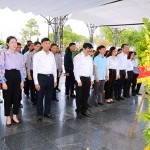 Tại Quảng Trị, Đoàn công tác NHCSXH đã đến dâng hoa, dâng hương, viếng các liệt sĩ tại Nghĩa trang liệt sĩ Quốc gia Trường Sơn và Nghĩa trang liệt sĩ Quốc gia Đường 9 - Nam Lào
