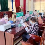 Một buổi giao dịch của NHCSXH huyện Hương Sơn tại Điểm giao dịch xã