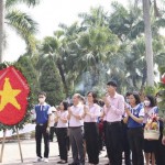Lãnh đạo chi nhánh NHCSXH TP Hà Nội cùng Công đoàn cơ sở, Đoàn thanh niên cơ sở dâng hương, dâng hoa tại Nghĩa trang liệt sĩ thành phố Hà Nội