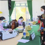 NHCSXH huyện Bảo Lâm trực tiếp giải ngân nguồn vốn vay đến với người dân tại Điểm giao dịch xã
