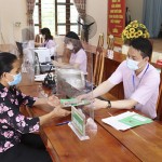 NHCSXH huyện Đoan Hùng chuyển tải nguồn vốn ưu đãi được chuyển tải đến hộ nghèo và các đối tượng chính sách khác tại Điểm giao dịch xã