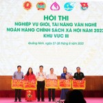 Ban Tổ chức trao giải Nhất toàn đoàn cho đội thi tỉnh Yên Bái