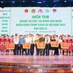 Ban tổ chức trao giải Nhất toàn đoàn cho đội thi tỉnh Sơn La