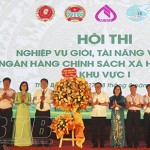 Tổng Giám đốc NHCSXH Dương Quyết Thắng tặng hoa chúc mừng Hội thi