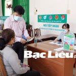 Giám đốc chi nhánh NHCSXH tỉnh Bạc Liêu Trần Quang Sơn kiểm tra và thăm hỏi các hộ nghèo vay vốn tại Điểm giao dịch phường Nhà Mát, TP Bạc Liêu