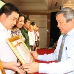 Phó Bí thư Thường trực Tỉnh ủy Hồ Thanh Sơn tặng bằng khen của UBND tỉnh cho các cá nhân và tập thể