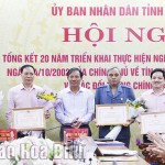 Chủ tịch UBND tỉnh Hòa Bình Bùi Văn Khánh (giữa) chúc mừng các cá nhân, tập thể được nhận Bằng khen của UBND tỉnh về triển khai thực hiện Nghị định 78