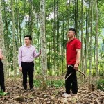 Cán bộ NHCSXH huyện Phù Yên kiểm tra tình hình sử dụng vốn vay chính sách của hộ dân xã Mường Cơi