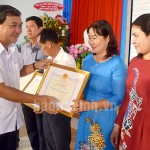 Phó Bí thư Thường trực Tỉnh ủy Trà Vinh Kim Ngọc Thái trao Bằng khen của Chủ tịch UBND tỉnh cho các tập thể có thành tích xuất sắc trong triển khai Nghị định 78