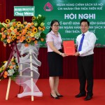Phó Tổng Giám đốc NHCSXH Huỳnh Văn Thuận trao Quyết định bổ nhiệm bà Phạm Hương Giang