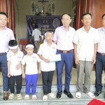 Công đoàn cơ sở chi nhánh NHCSXH tỉnh Nghệ An động viên, thăm hỏi gia đình có người thân bị mất ở huyện Nghi Lộc