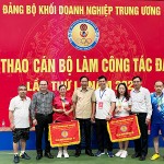 Phó Bí thư Đảng ủy Khối DNTW Lê Văn Châu chúc mừng đoàn VĐV đến từ Đảng ủy NHCSXHTW đạt giải ba tại 2 nội dung bóng bàn đôi nam nữ và tennis đôi nam nữ