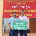 Đại diện UBMTTQ huyện Kỳ Sơn (bên trái) tiếp nhận số tiền từ Công đoàn NHCSXH hỗ trợ