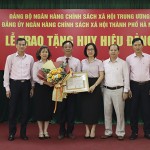 Ban Thường vụ Đảng ủy NHCSXH thành phố Hà Nội trao tặng huy hiệu Đảng cho đồng chí Lương Văn Luật