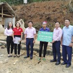 Công đoàn cơ sở chi nhánh NHCSXH tỉnh Yên Bái trao tặng 5 triệu đồng cho gia đình chị Nguyễn Thị Tình