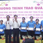 Phó Thủ tướng Chính phủ Lê Minh Khái và Bí thư Tỉnh ủy Long An Nguyễn Văn Được trao tặng quà Tết cho công nhân lao động