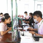 Cán bộ NHCSXH huyện Krông Bông giải ngân vốn vay cho bà con tại Điểm giao dịch thị trấn Krông Kmar