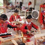 Phụ nữ Pà Thẻn ở xã Tân Bắc, huyện Quang Bình (Hà Giang) vay vốn ưu đãi phát triển nghề dệt vải truyền thống