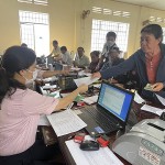 Cán bộ NHCSXH giải ngân vốn vay ưu đãi cho người dân xã Long Phước, TP Bà Rịa ngay tại Điểm giao dịch xã