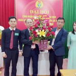Giám đốc chi nhánh NHCSXH tỉnh Bắc Giang Hà Quốc Quân tặng hoa chúc mừng Đại hội