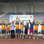 Đội bóng đá Đoàn thanh niên Hội sở chính NHCSXH nâng cao chiếc cúp vô địch