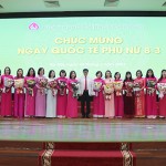 Tổng Giám đốc NHCSXH Dương Quyết Thắng tặng hoa chúc mừng các nữ lãnh đạo của các đơn vị trong hệ thống