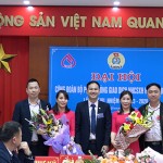 Các đại biểu tặng hoa chúc mừng Ban Chấp hành Công đoàn bộ phận NHCSXH huyện Quan Sơn nhiệm kỳ 2023 - 2028