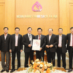 NHCSXH tiếp nhận biểu trưng Logo Ngân hàng Phục vụ người nghèo Việt Nam từ tác giả Dương Hồng Khánh