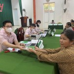 Hộ nghèo nhận nguồn vốn giải ngân tại Điểm giao dịch xã Thúy Sơn, huyện Ngọc Lặc