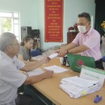 Ông Lương Văn Nông tham gia gửi tiền tiết kiệm tại Điểm giao dịch xã Hòa Kiến, TP Tuy Hòa