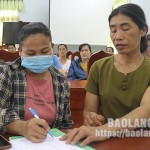 Bà Đinh Thị Hoàn (bên phải) hướng dẫn tổ viên thủ tục liên quan vay vốn
