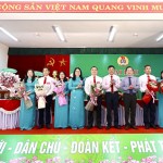 Các đại biểu tặng hoa chúc mừng Ban Chấp hành Công đoàn cơ sở NHCSXH tỉnh khóa VII, nhiệm kỳ 2023 - 2028
