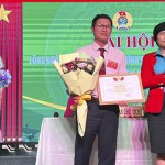 Lãnh đạo Liên đoàn Lao động tỉnh tặng bằng khen cho Công đoàn cơ sở NHCSXH tỉnh Khánh Hoà