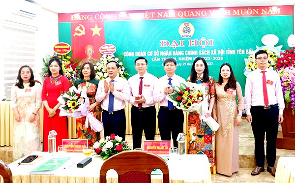 Trưởng Ban Kiểm soát NHCSXH Nguyễn Mạnh Tú chúc mừng Ban Chấp hành Công đoàn cơ sở nhiệm kỳ 2023 - 2028
