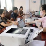 Người dân xã Sơn Lễ, huyện Hương Sơn trực tiếp nhận vốn vay giải ngân ngay tại Điểm giao dịch xã