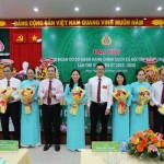 Phó Chủ tịch Công đoàn NHCSXH Trần Duy Đông chúc mừng Ban Chấp hành Công đoàn cơ sở nhiệm kỳ 2023 - 2028