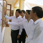 Đoàn giám sát xem thông tin vay vốn chính sách được niêm yết công khai tại Điểm giao dịch xã Nghi Đồng