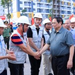 Thủ tướng Phạm Minh Chính động viên các cán bộ, công nhân triển khai dự án