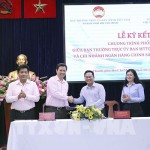 Phó Chủ tịch Ủy ban MTTQ Việt Nam TP Hồ Chí Minh Phạm Minh Tuấn (bên phải và Giám đốc chi nhánh NHCSXH TP Hồ Chí Minh Trần Văn Tiên (bên trái) ký kết chương trình phối hợp giữa hai đơn vị