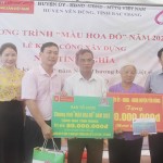 Vợ chồng bệnh binh Ngụy Tôn Hải ở thôn Bắc Am, xã Tư Mại tiếp nhận kinh phí hỗ trợ xây nhà tình nghĩa