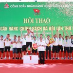 Tổng Giám đốc NHCSXH Dương Quyết Thắng chúc mừng chi nhánh NHCSXH tỉnh Kon Tum dành chiến thắng vô địch môn thi bóng đá tại hội thao lần thứ III