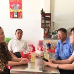 Cán bộ NHCSXH quận Cái Răng và Hội CCB phường Lê Bình (bên phải) thăm hỏi việc kinh doanh của hộ vay vốn trên địa bàn
