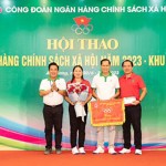 Phó Tổng Giám đốc NHCSXH Huỳnh Văn Thuận (ngoài cùng bên trái) - Trưởng ban tổ chức Hội khao khu vực VI trao giải nhất toàn đoàn cho  chi nhánh NHCSXH tỉnh Trà Vinh