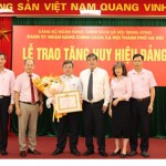 Đồng chí Bùi Tiến Thành - nguyên Bí thư chi bộ NHCSXH huyện Quốc Oai nhận Huy hiệu 30 năm tuổi Đảng