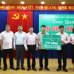 Công đoàn NHCSXH trao tặng thành phố Đà Nẵng 1 tỷ đồng để thực hiện các chính sách an sinh xã hội