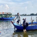 Nhờ nguồn vốn vay ưu đãi, vợ chồng bà Nguyễn Thị Hữu ở thôn Tân Hy 1, xã Bình Đông, huyện Bình Sơn nâng cấp thúng máy để đánh bắt hải sản