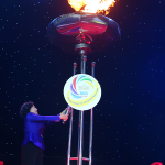 Thống đốc NHNN Việt Nam Nguyễn Thị Hồng thực hiện nghi thức thắp sáng đài lửa thiêng liêng của Đại hội