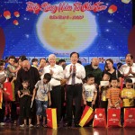 Chủ tịch Uỷ ban Trung ương MTTQ Việt Nam Đỗ Văn Chiến tặng quà cho các trẻ em khuyết tật tại chương trình